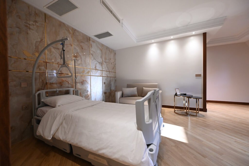 Patient room at the "Gemma" clinic – a comfortable environment for rest and recovery after treatment
