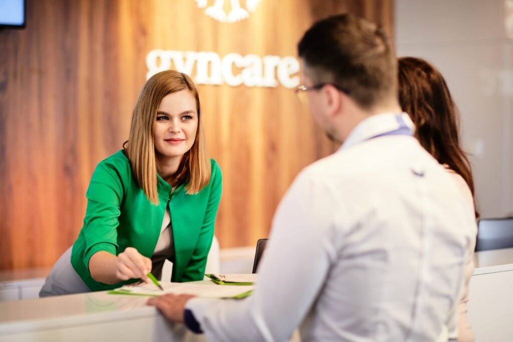 An employee at the Gyncare Clinic in Slovakia explains the in vitro fertilization process to a couple – expert support and counseling.