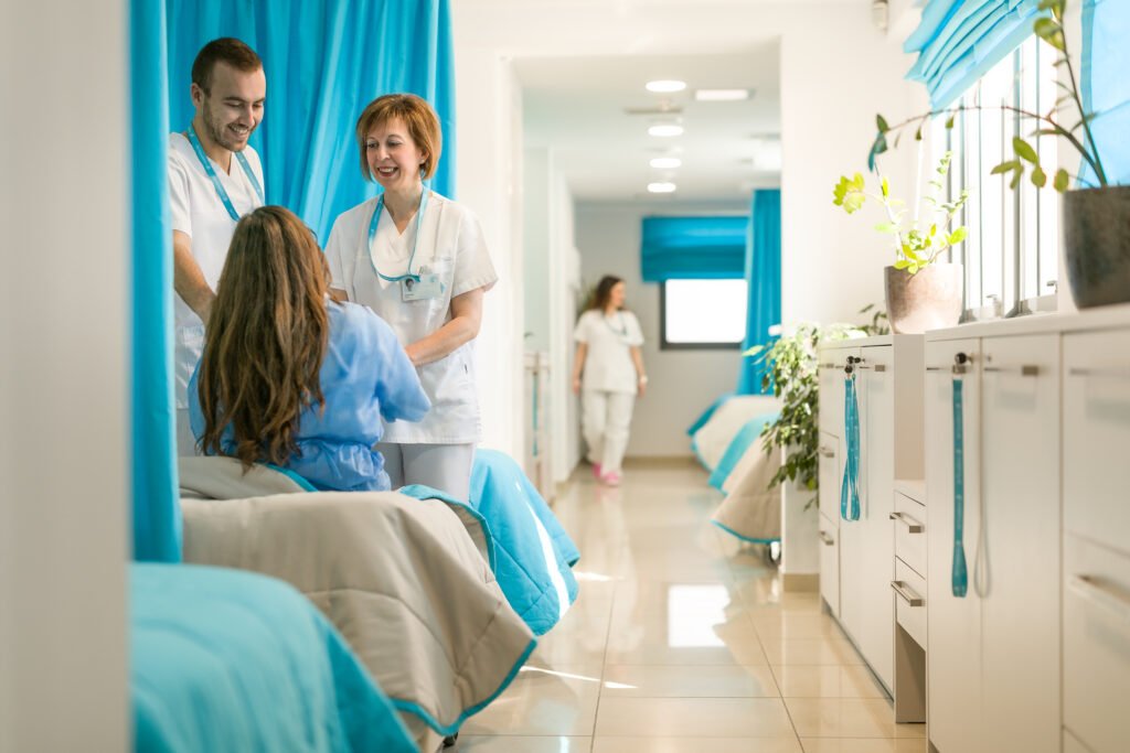 Das Team der Embryolab Klinik in Thessaloniki führt ein Gespräch mit einer Patientin über In-vitro-Fertilisation-Verfahren
